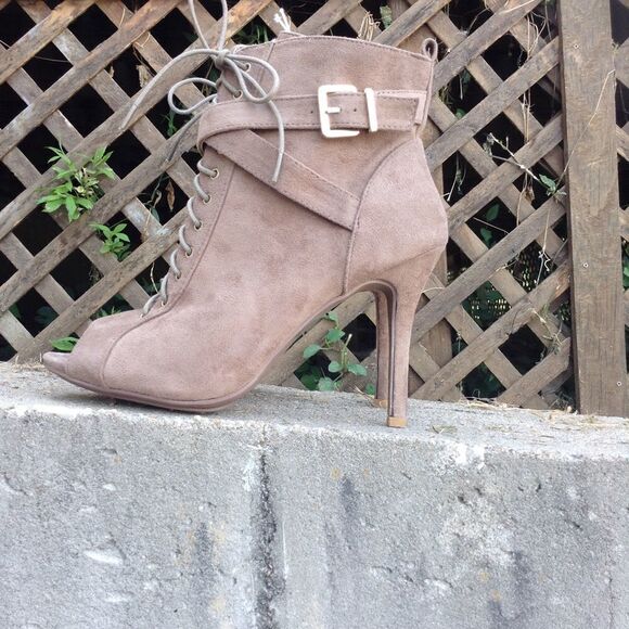 Wild Diva Faux Suede Lace-Up Peep Toe Ankle Booties Never Worn Size 7.5 - Picture 2 of 6